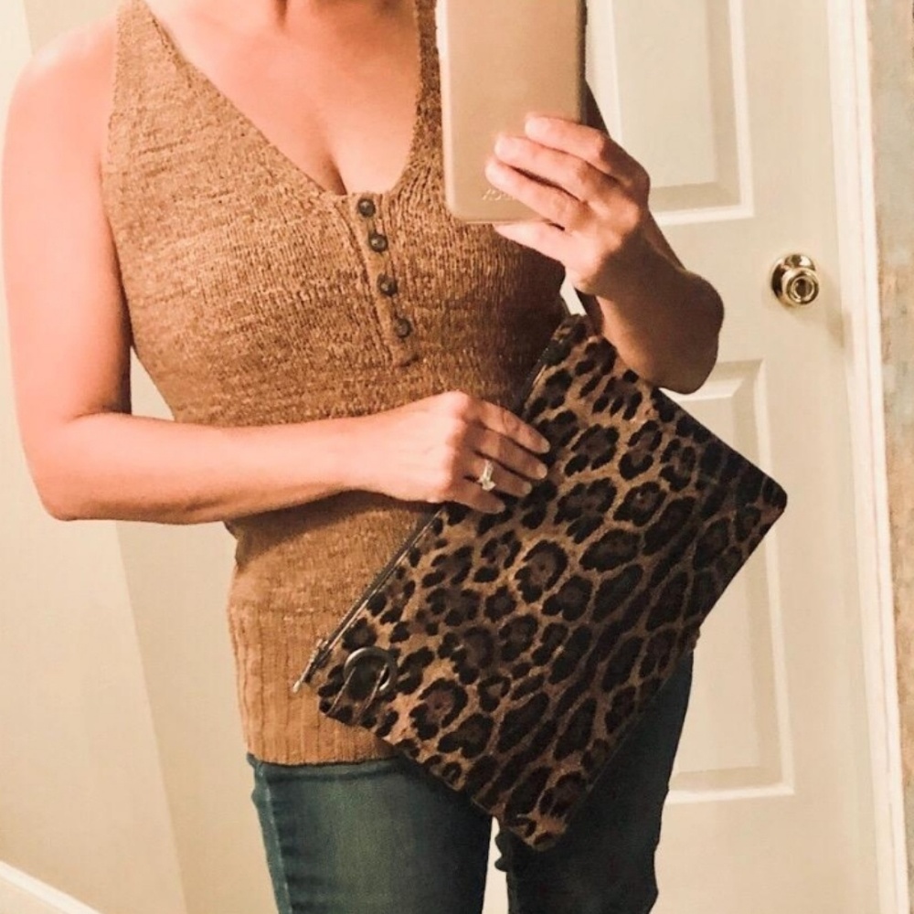 🆕️ Oversized Leopard Clutch - Picture 5 of 8